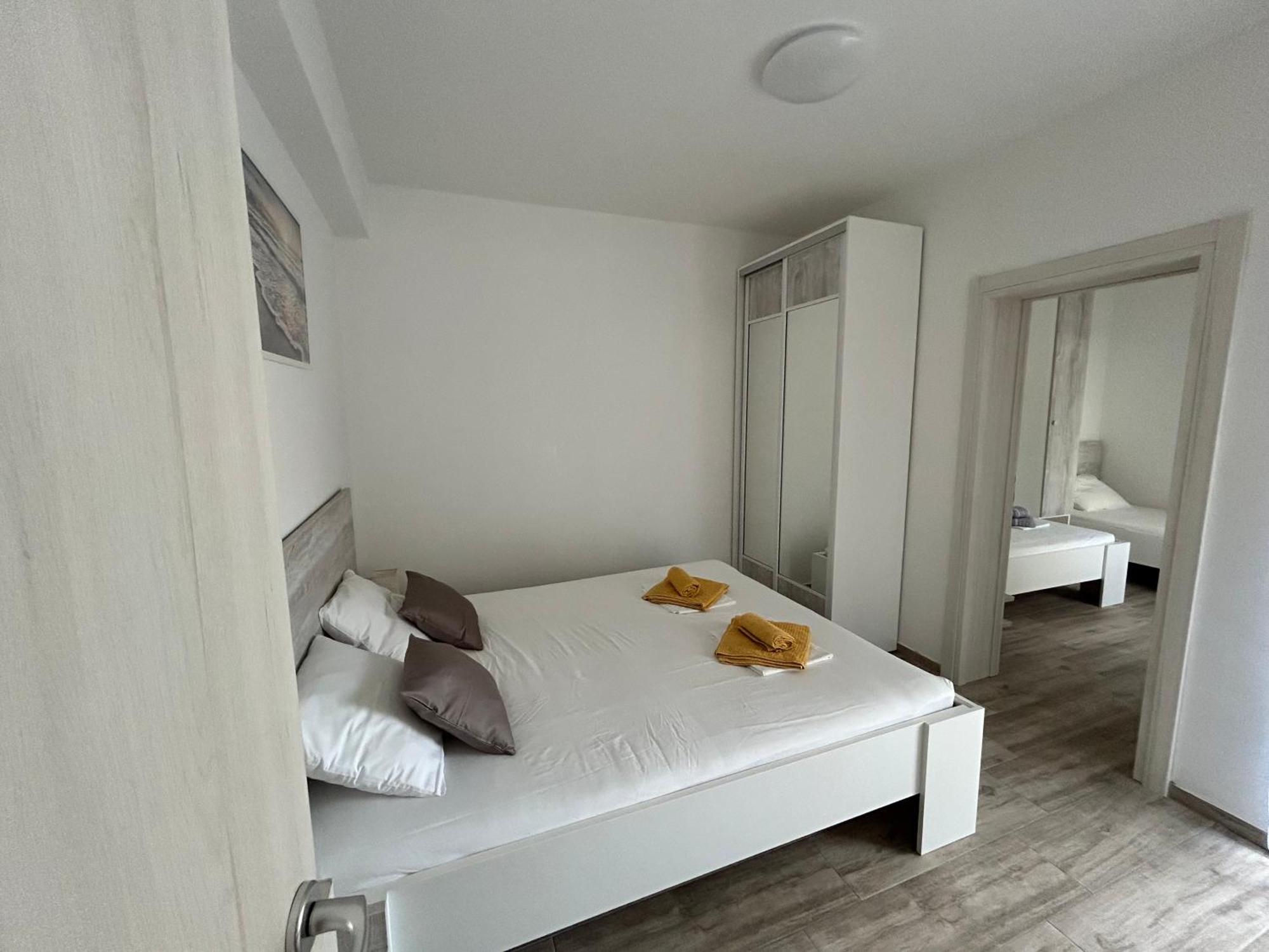Apartments Dobrenic Vodice Esterno foto
